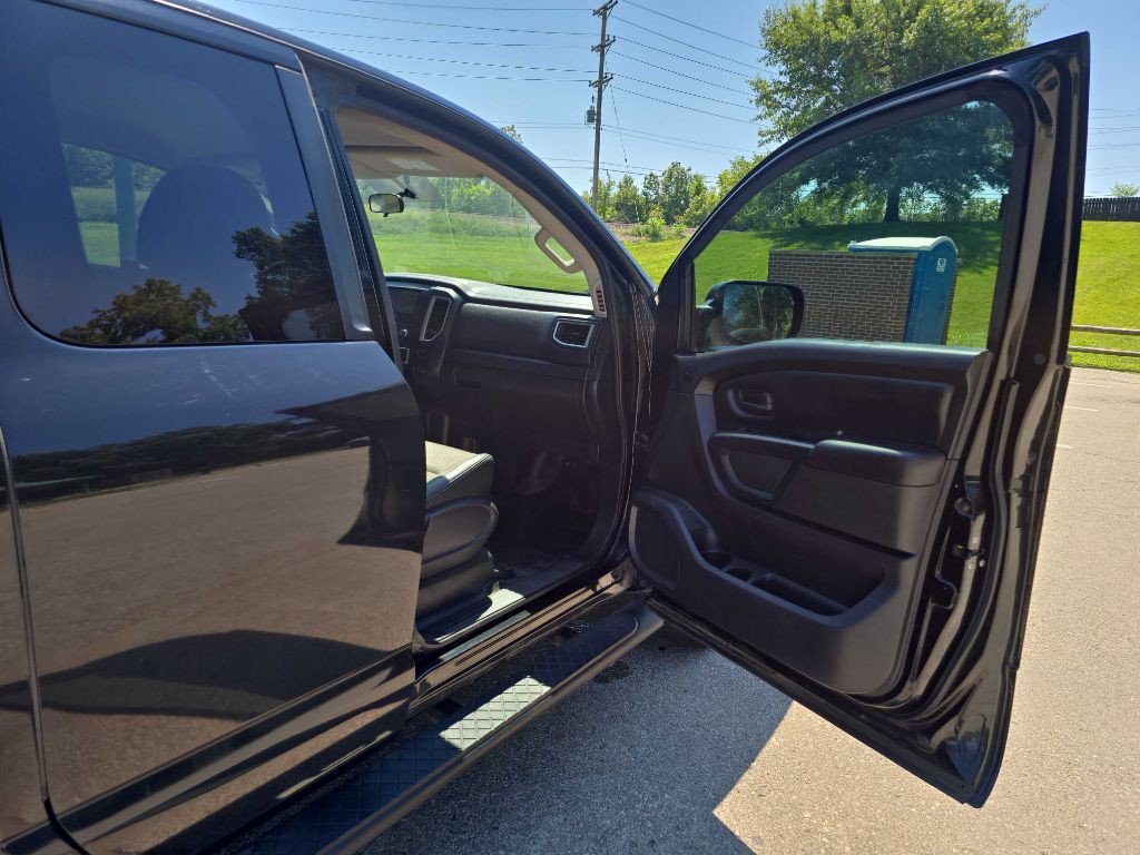 2017 Nissan Titan Image 20