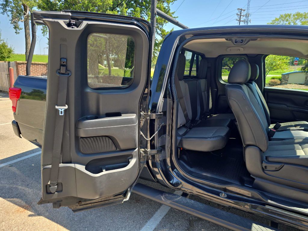 2017 Nissan Titan Image 21