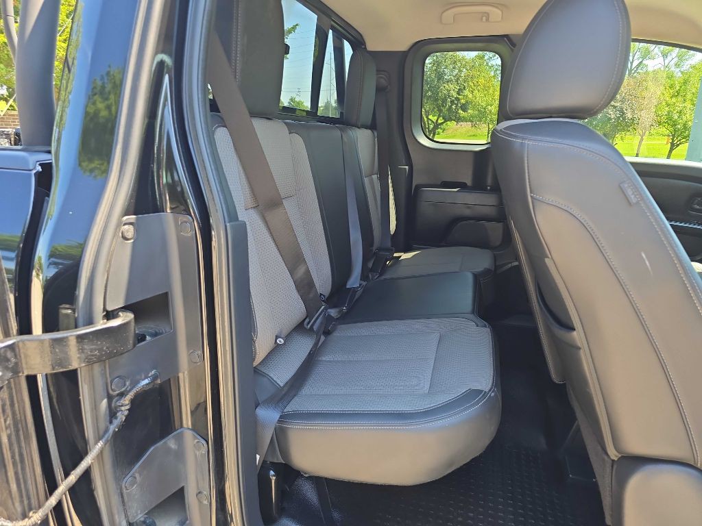 2017 Nissan Titan Image 22