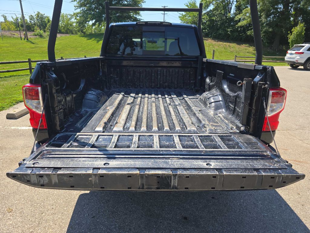2017 Nissan Titan Image 24