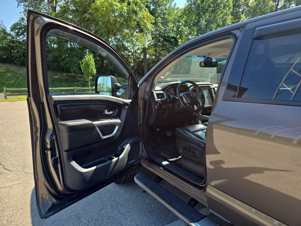 2016 Nissan Titan Image 9
