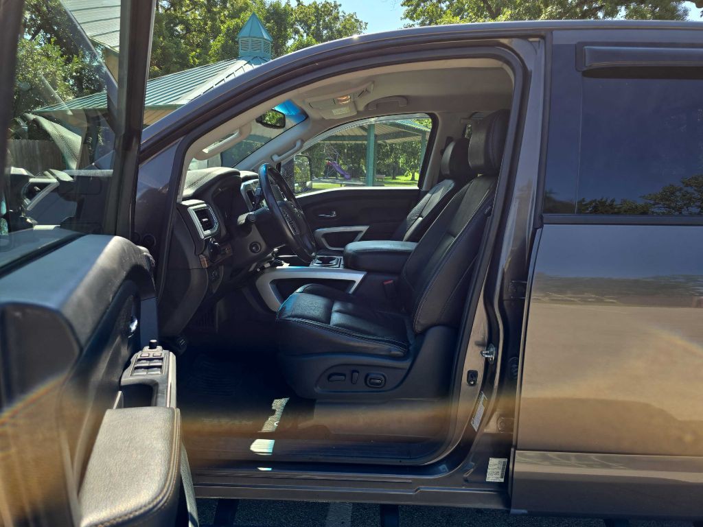 2016 Nissan Titan Image 11