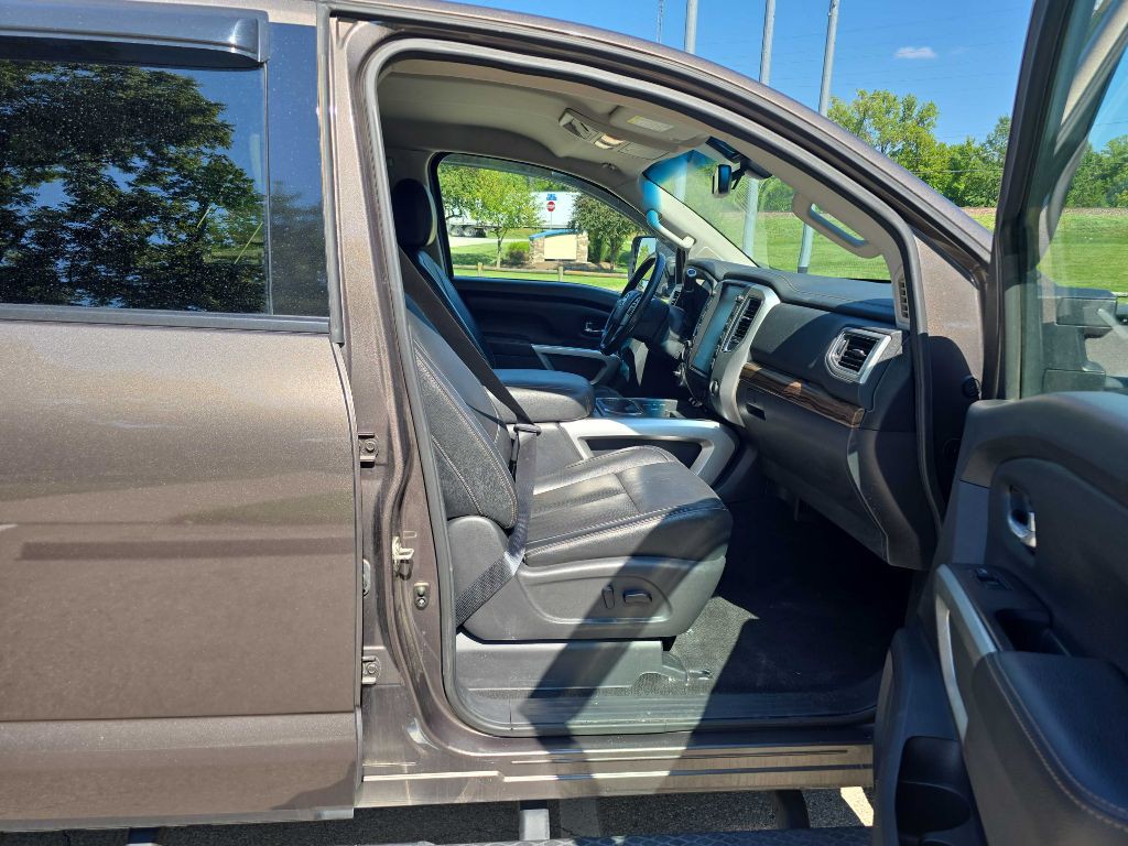 2016 Nissan Titan Image 19