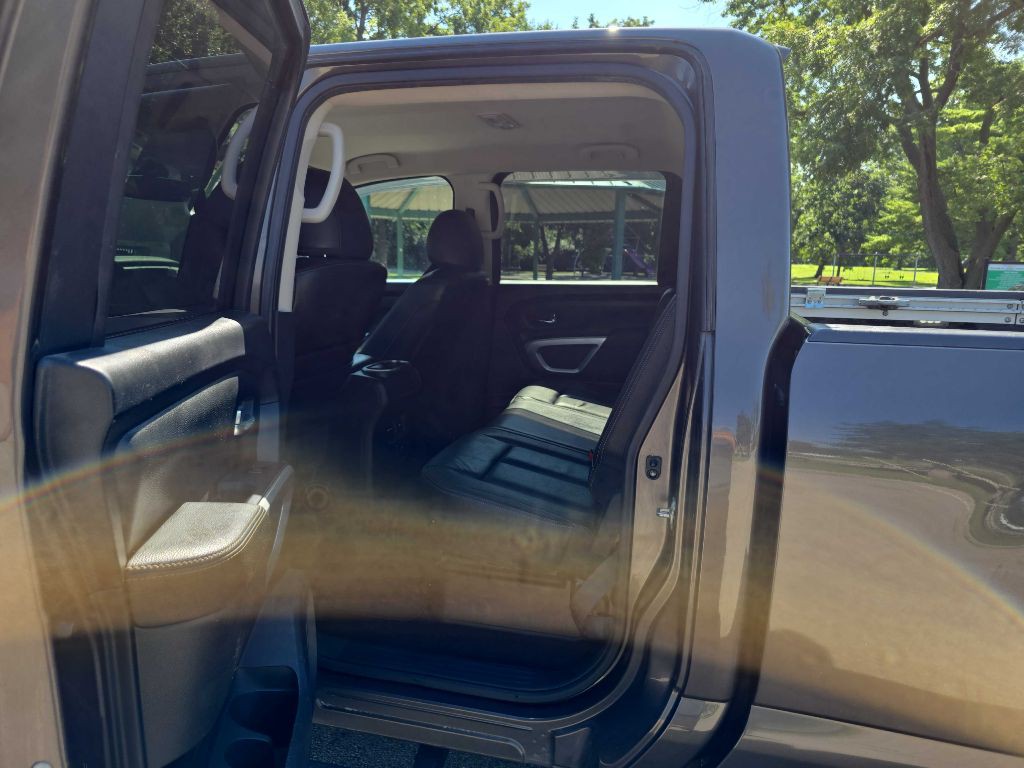 2016 Nissan Titan Image 23
