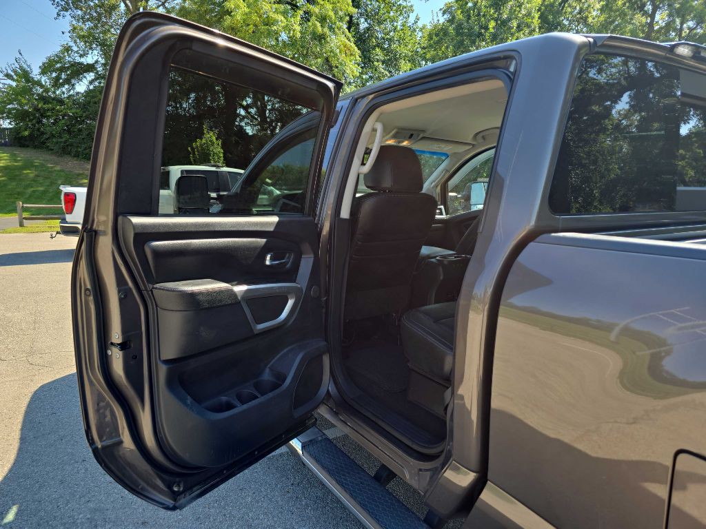 2016 Nissan Titan Image 25