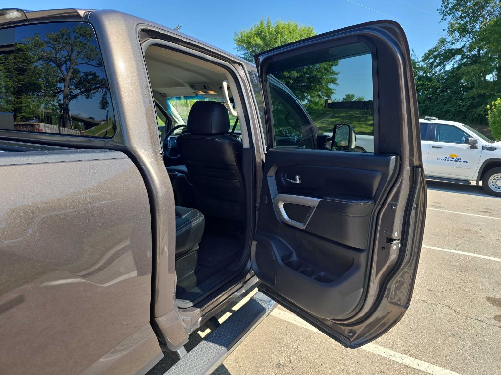 2016 Nissan Titan Image 26