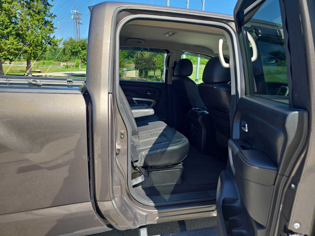 2016 Nissan Titan Image 27