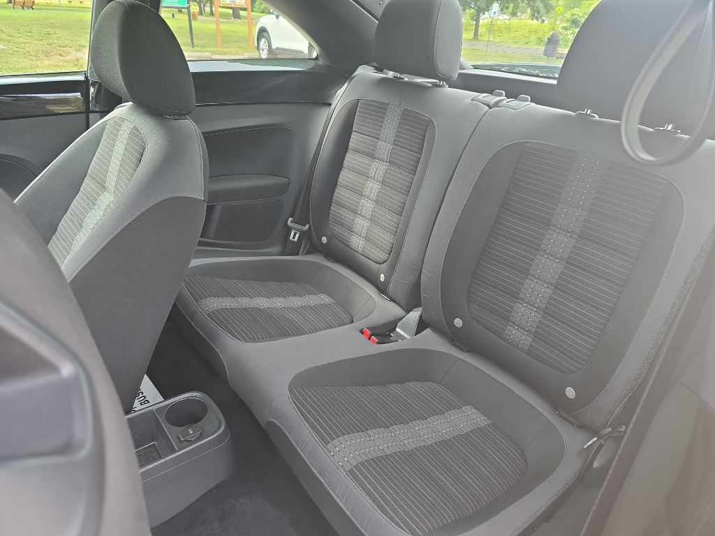 2012 Volkswagen Beetle Image 18