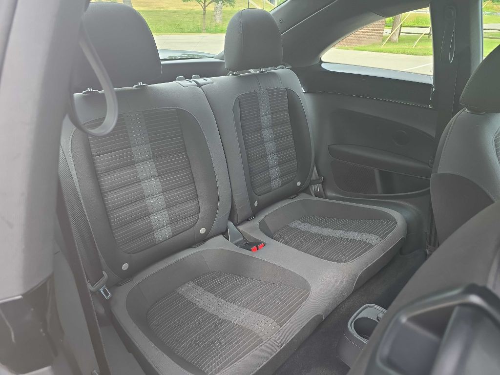 2012 Volkswagen Beetle Image 24