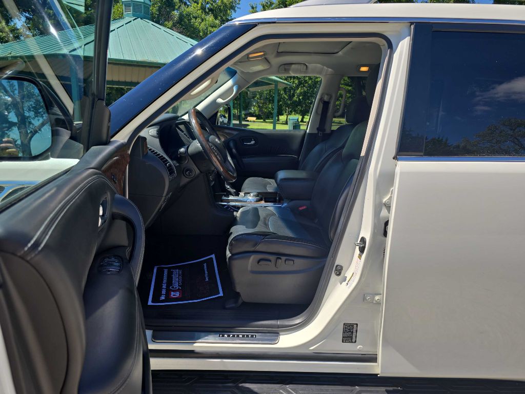 2017 INFINITI QX80 Image 8
