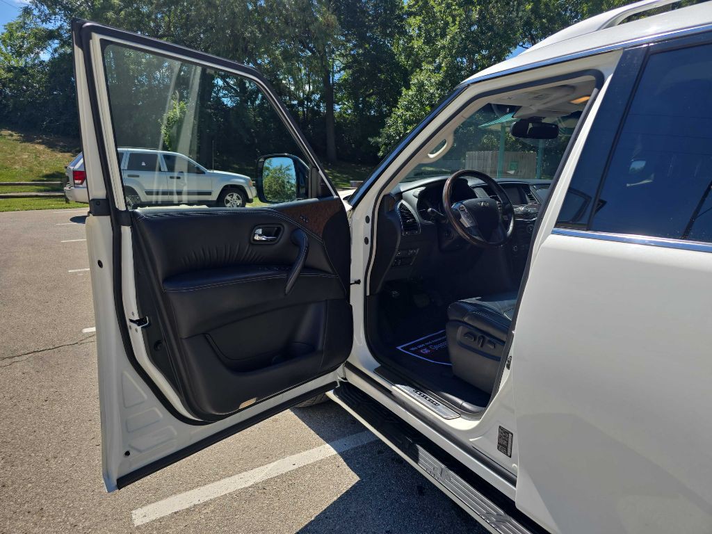 2017 INFINITI QX80 Image 9