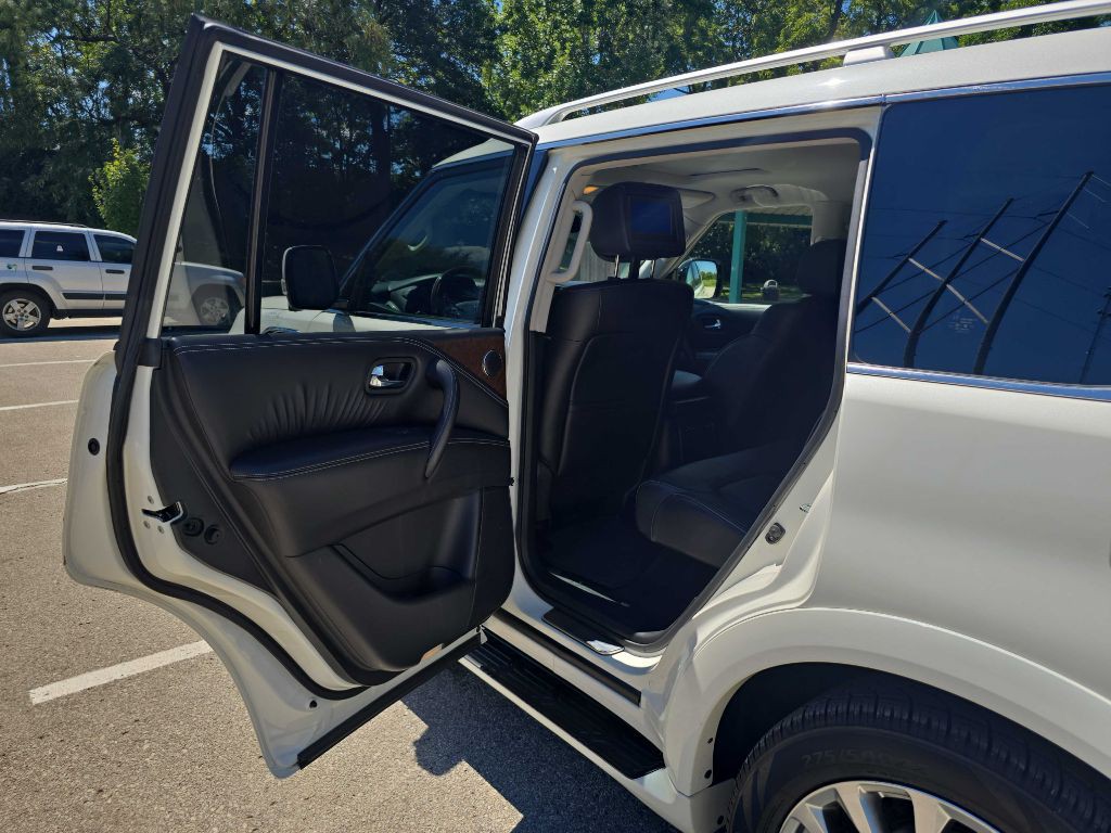 2017 INFINITI QX80 Image 24