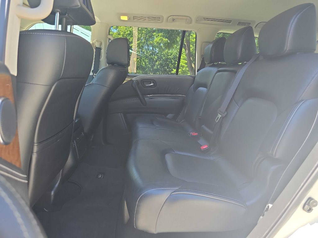 2017 INFINITI QX80 Image 27