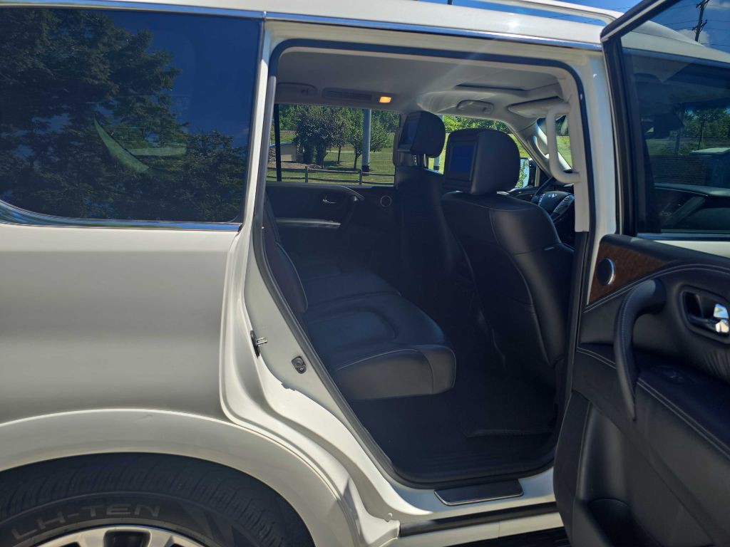 2017 INFINITI QX80 Image 30