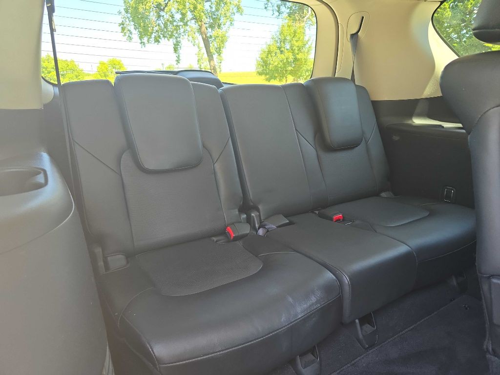 2017 INFINITI QX80 Image 32