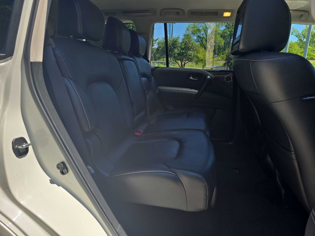 2017 INFINITI QX80 Image 33