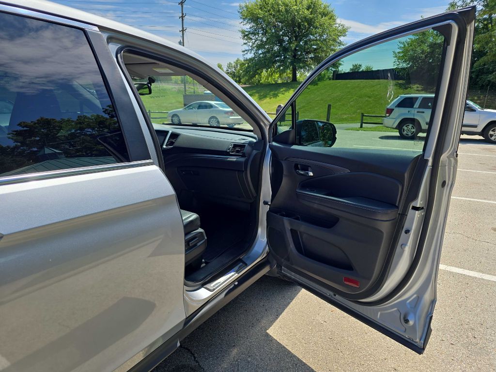 2017 Honda Ridgeline Image 19