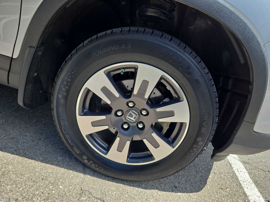 2017 Honda Ridgeline Image 35