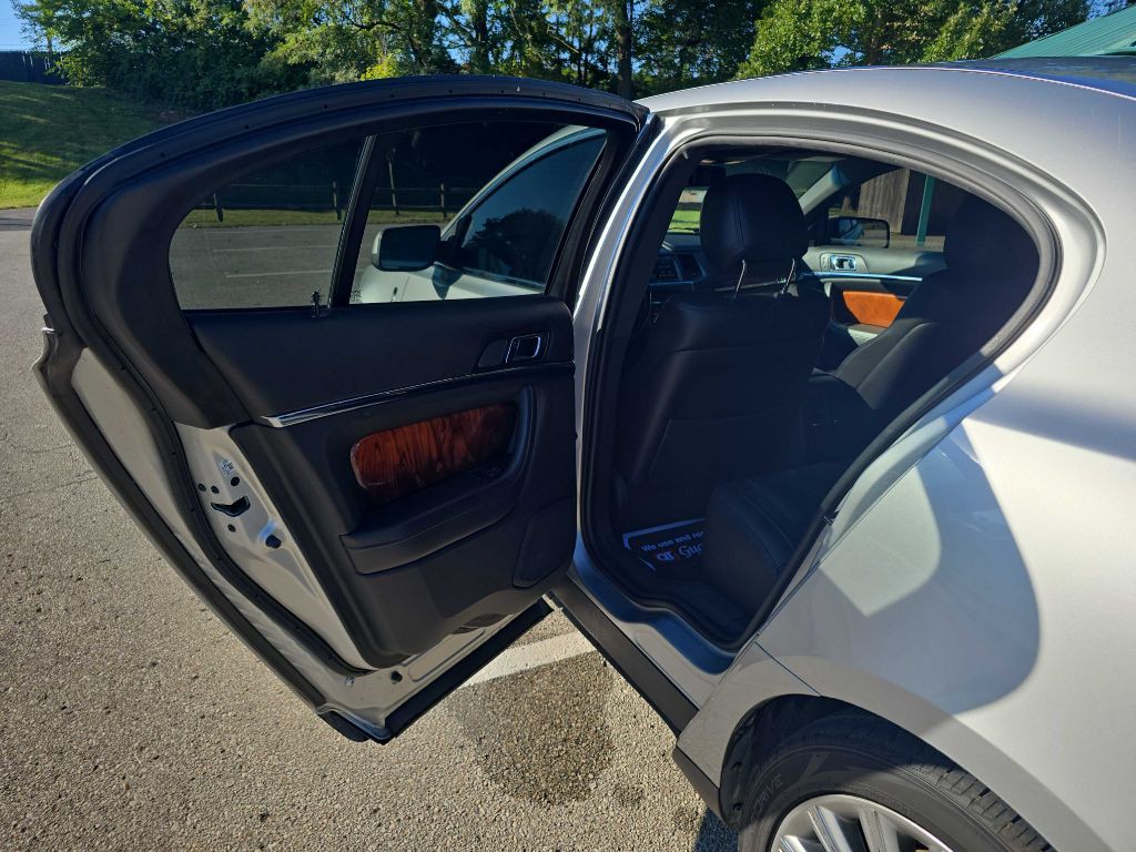 2013 Lincoln MKS Image 24