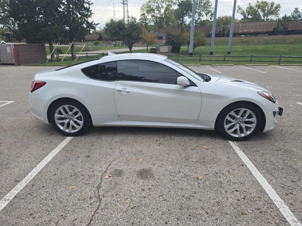 2013 Hyundai Genesis Image 1