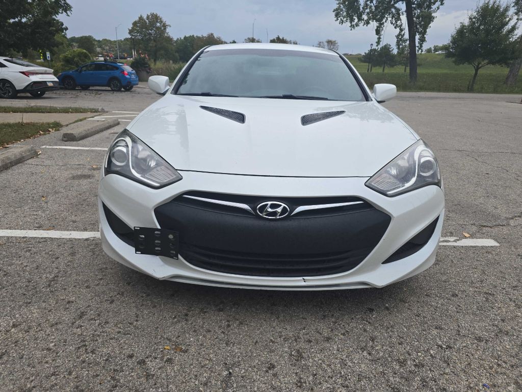 2013 Hyundai Genesis Image 2