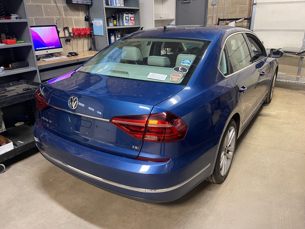 2017 Volkswagen Passat Image 2