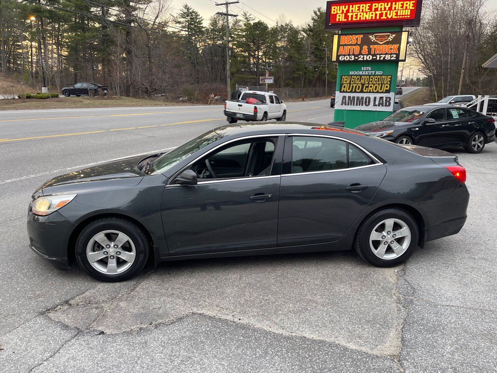 2015 Chevrolet Malibu Image 2