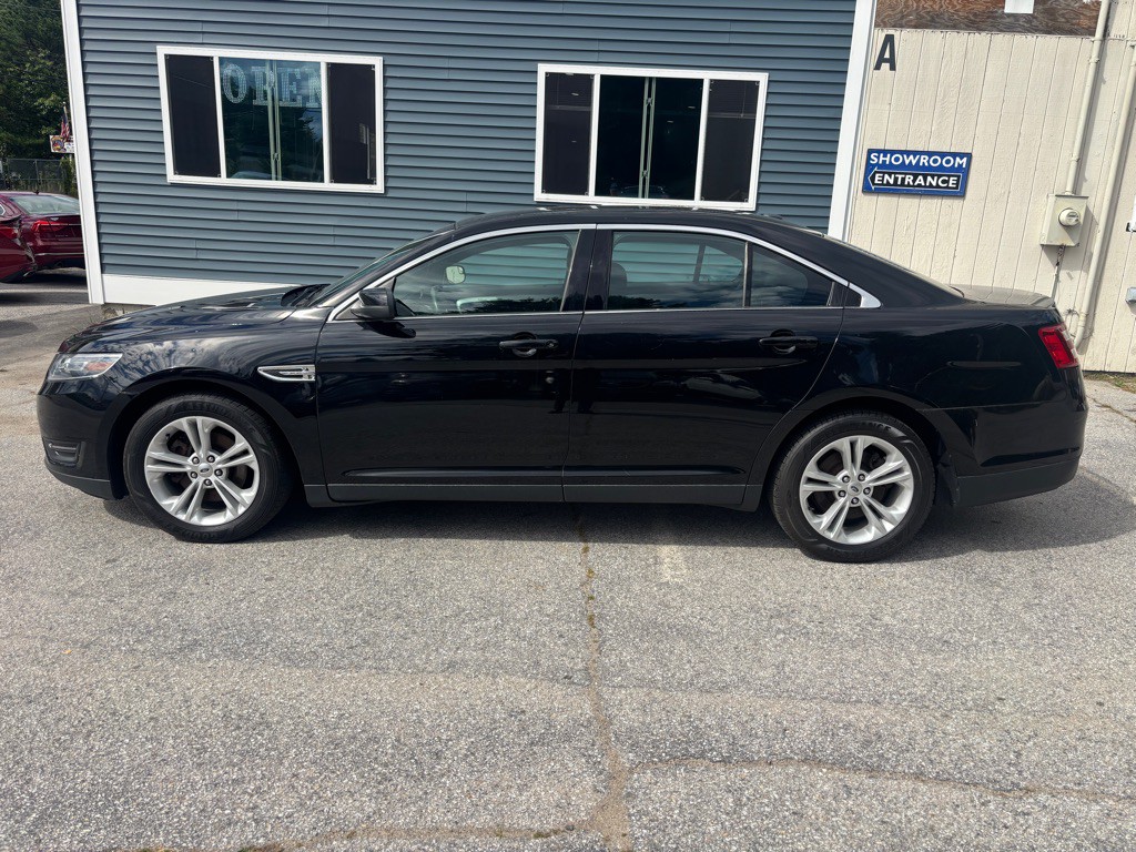 2018 Ford Taurus Image 2