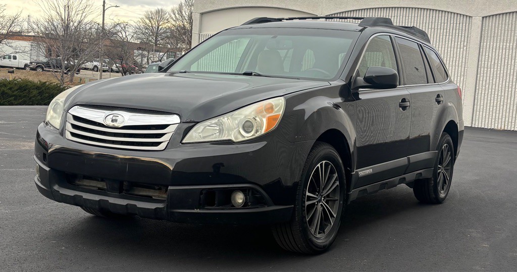 2010 Subaru Outback Image 2