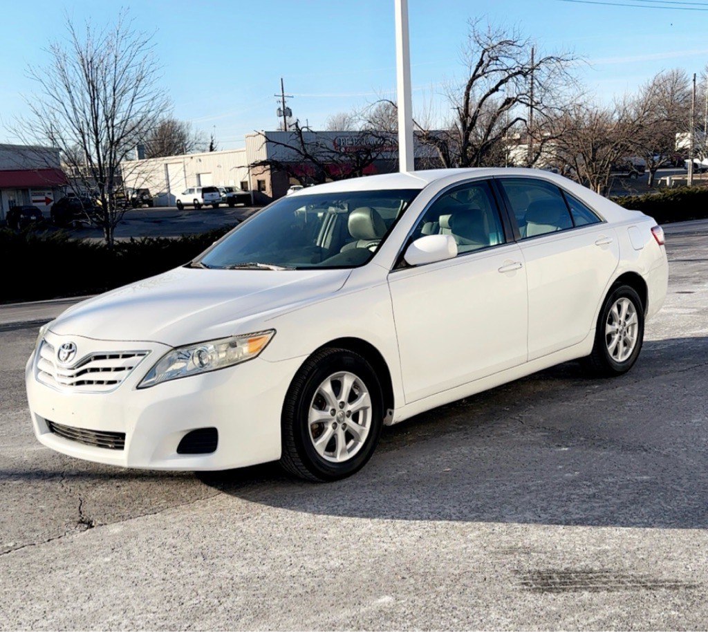 2011 Toyota Camry Image 2