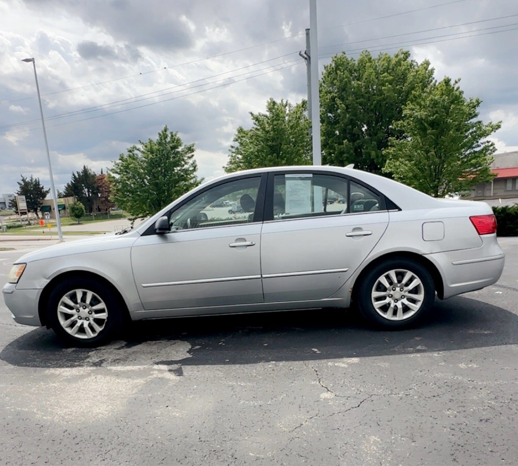 2010 Hyundai Sonata Image 3