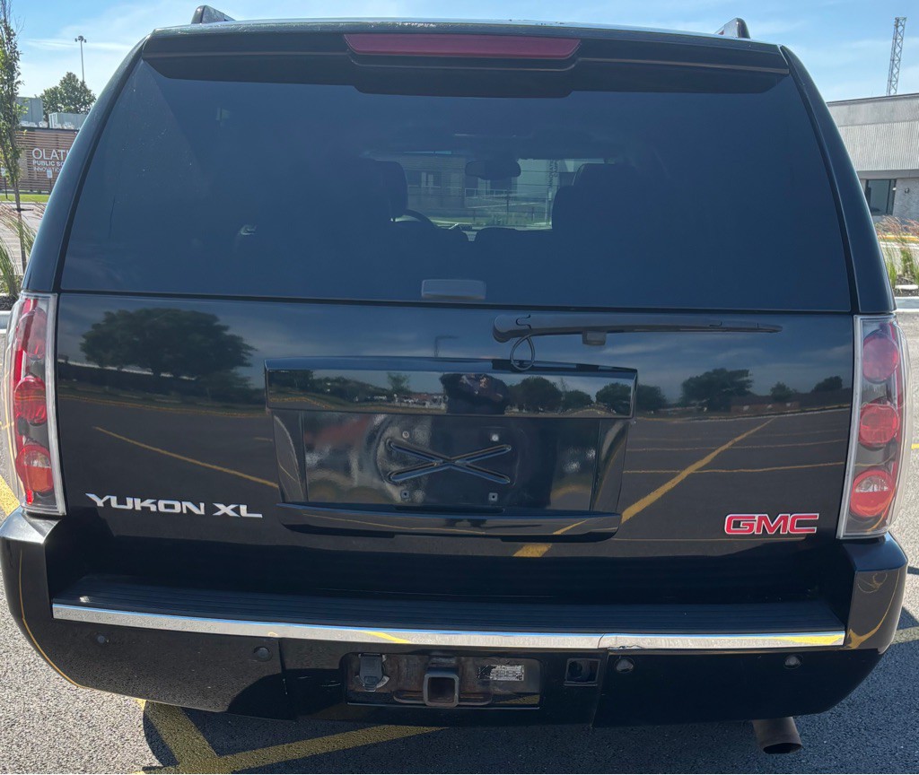 2007 GMC Yukon Image 2
