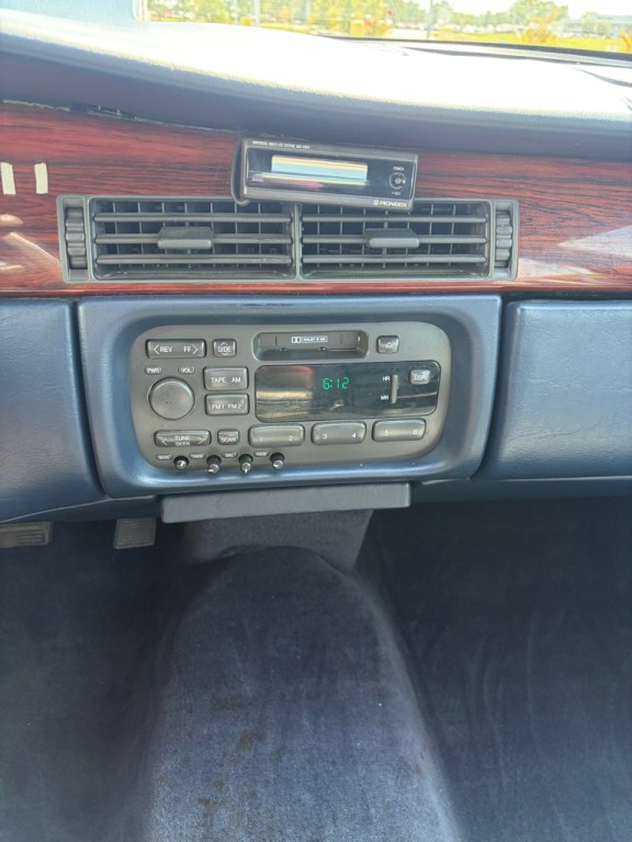 1996 Cadillac DeVille Image 10