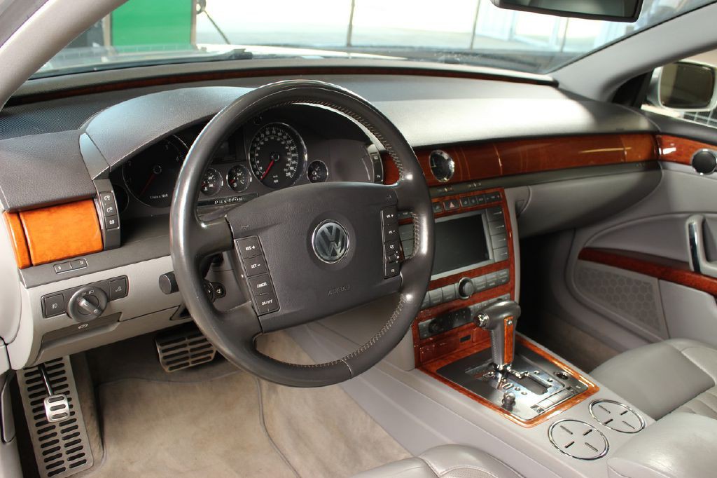 2004 Volkswagen Phaeton Image 8