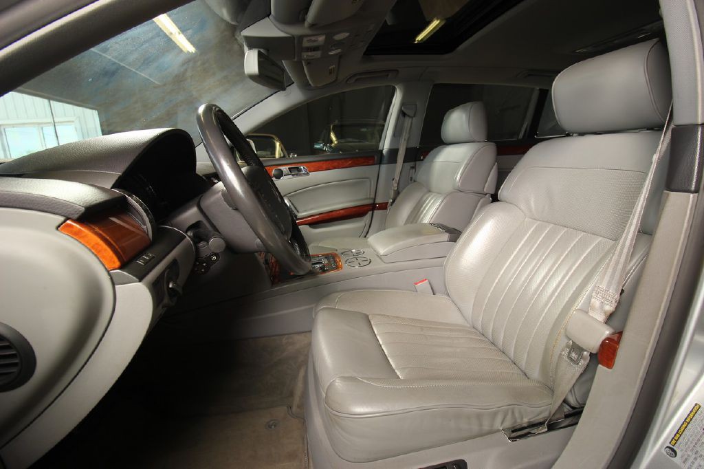 2004 Volkswagen Phaeton Image 9