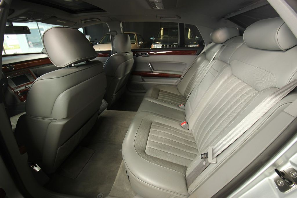 2004 Volkswagen Phaeton Image 10