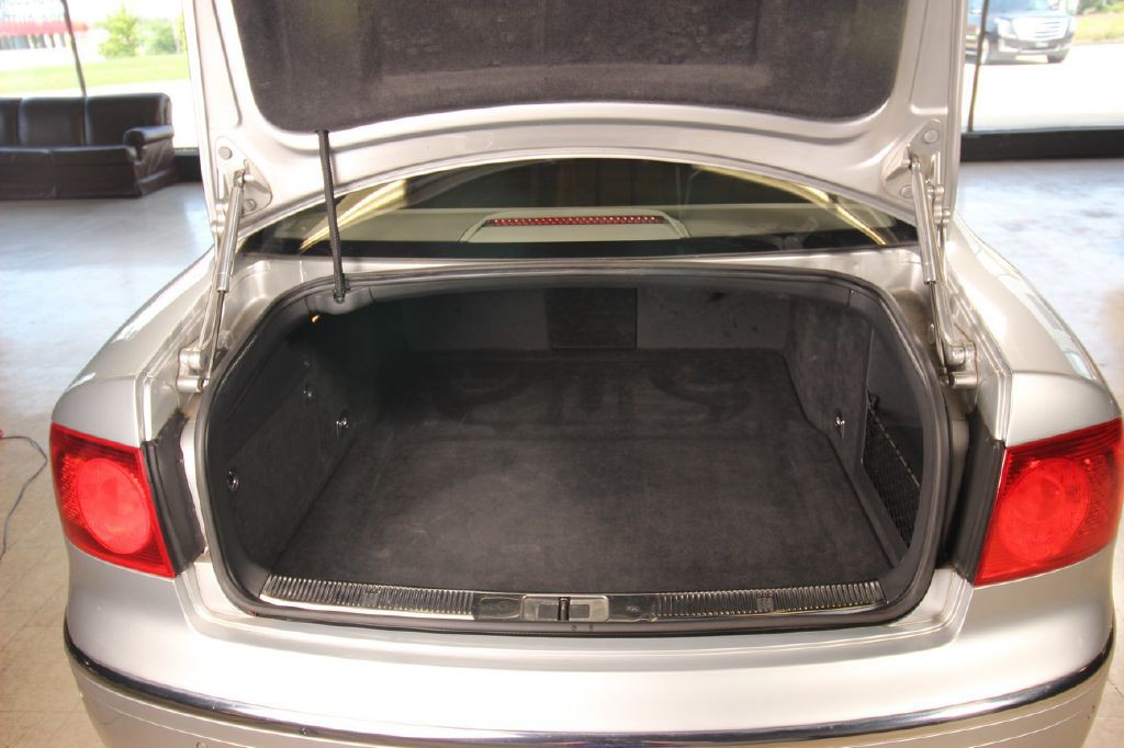 2004 Volkswagen Phaeton Image 11