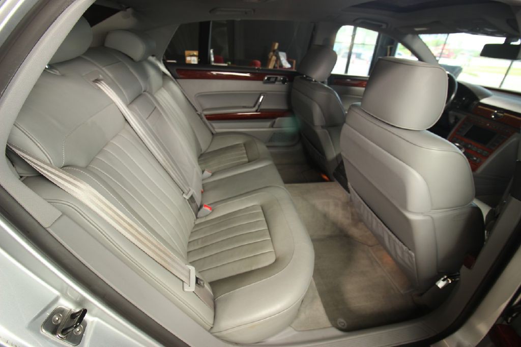 2004 Volkswagen Phaeton Image 12