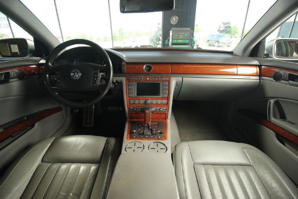 2004 Volkswagen Phaeton Image 14