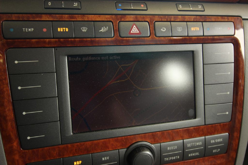 2004 Volkswagen Phaeton Image 15