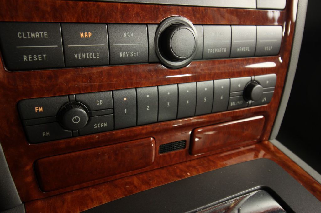 2004 Volkswagen Phaeton Image 16