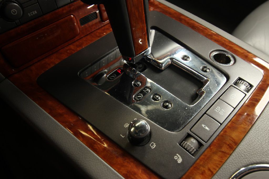 2004 Volkswagen Phaeton Image 17