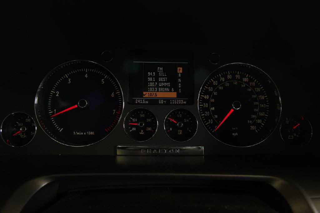 2004 Volkswagen Phaeton Image 18