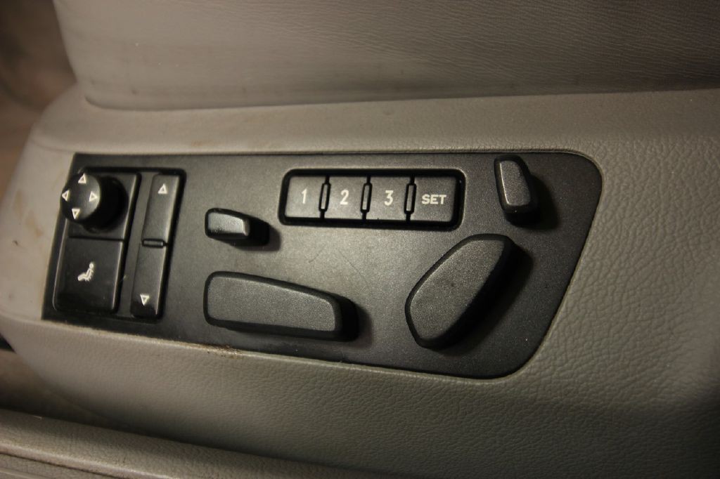 2004 Volkswagen Phaeton Image 20