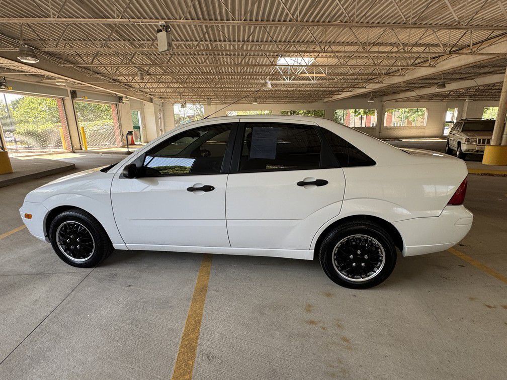 2005 Ford Focus Image 3