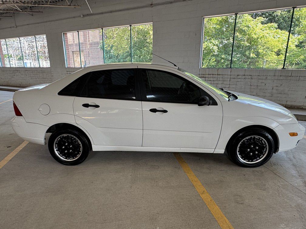 2005 Ford Focus Image 7