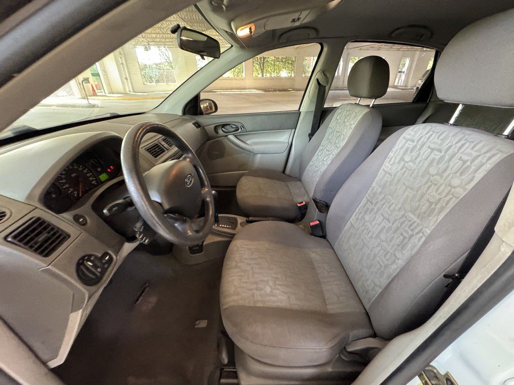 2005 Ford Focus Image 10