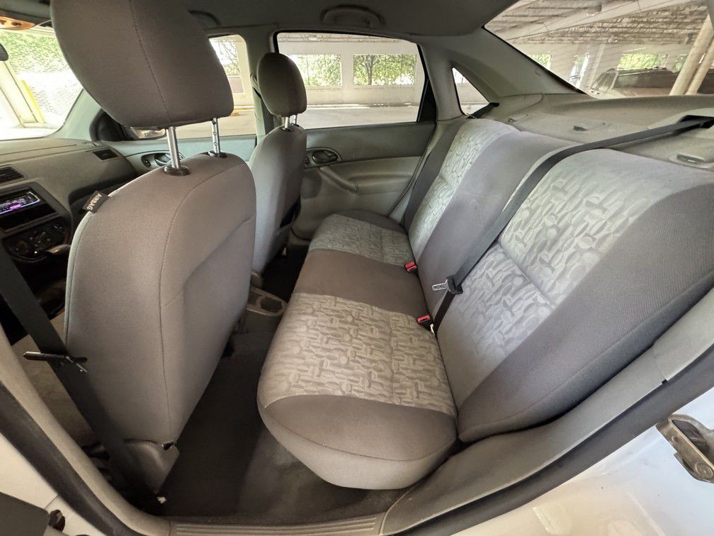 2005 Ford Focus Image 11