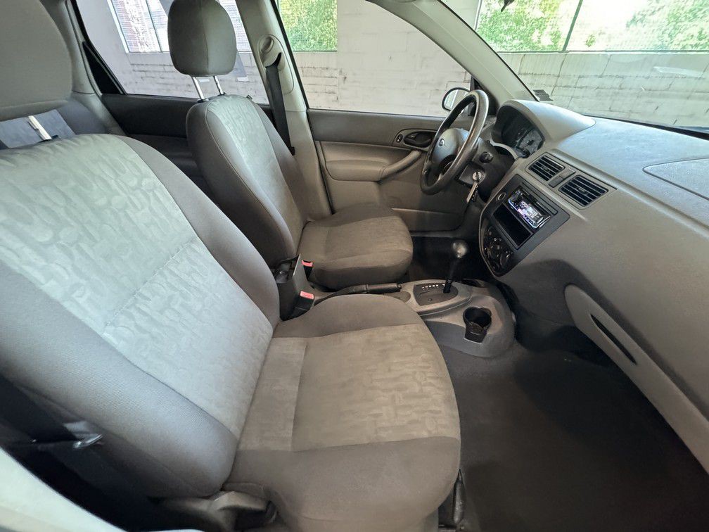 2005 Ford Focus Image 14