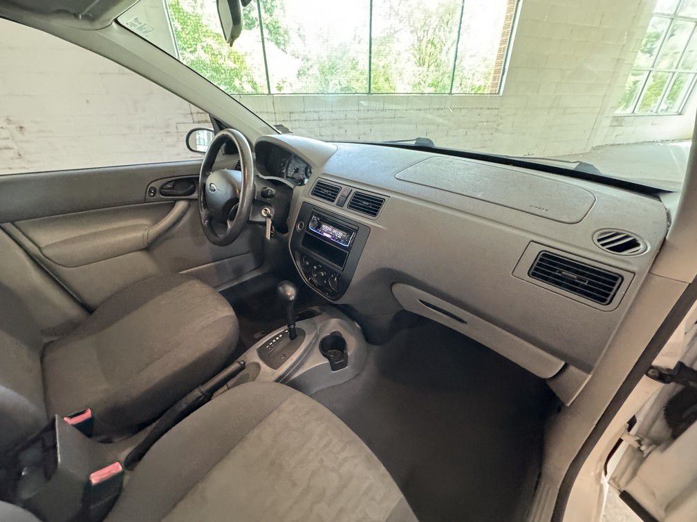 2005 Ford Focus Image 15